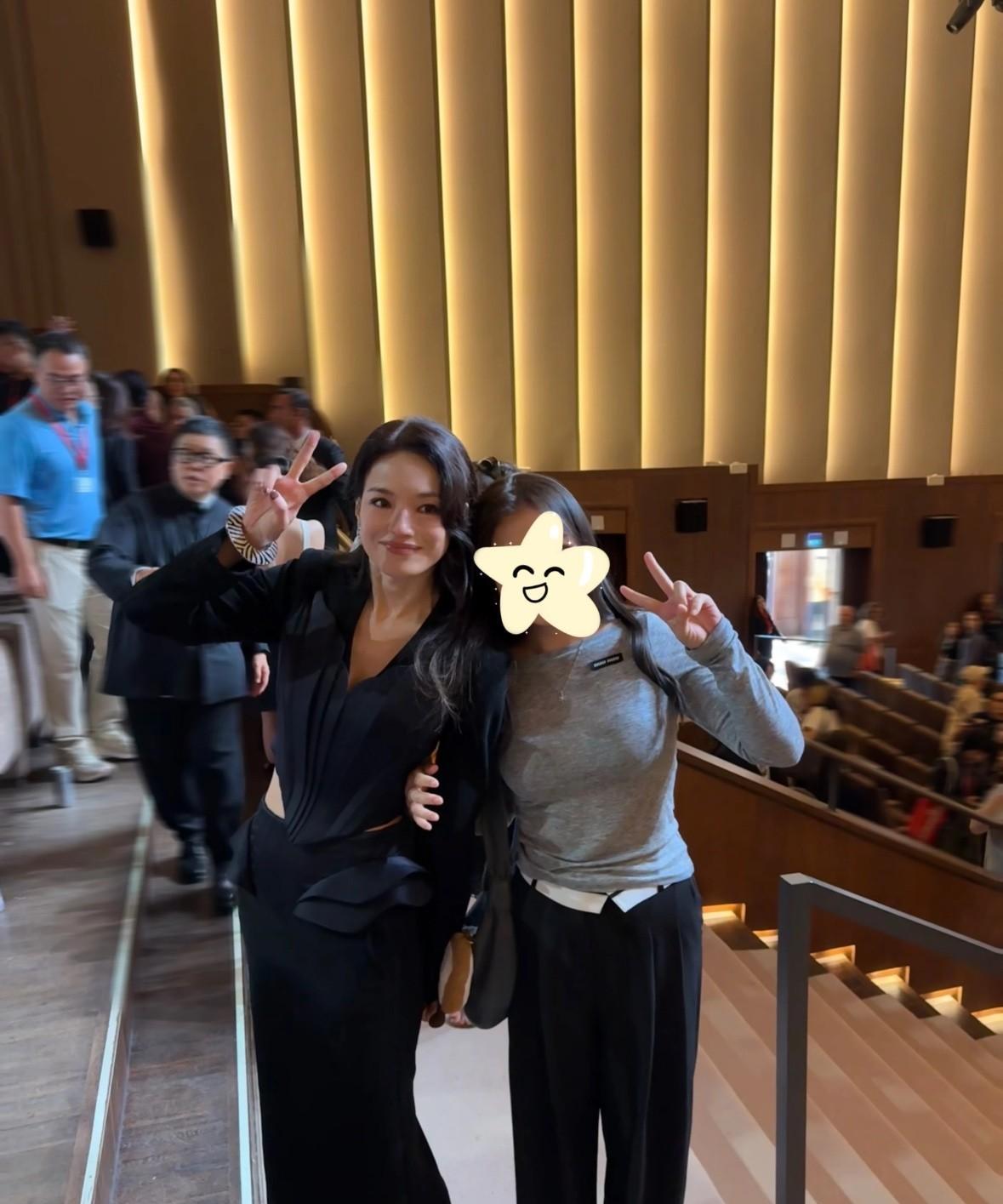 从演员到导演舒淇携《女孩》惊艳亮相！一身设计感黑裙又美又飒，状态好到让人恍惚，