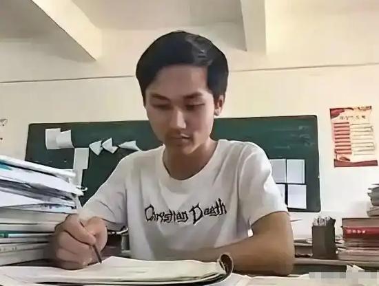 一个从山村走出来的研究生，辛苦奋斗9年，给家里汇去70多万元，回到家一看，没想到