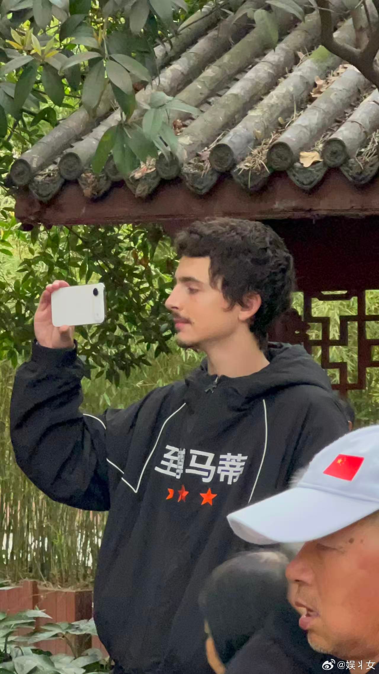 甜茶来中国大爷揣手刷到甜茶成都公园路透真的很惊喜📸，他安安静静站在一旁看广场舞