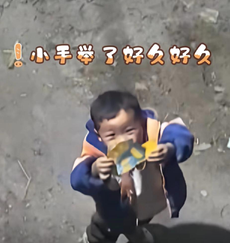 看哭了！留守男孩羡慕别人有爸爸给买玩具，于是捡来“玩具包装纸”在监控中喊：“爸爸