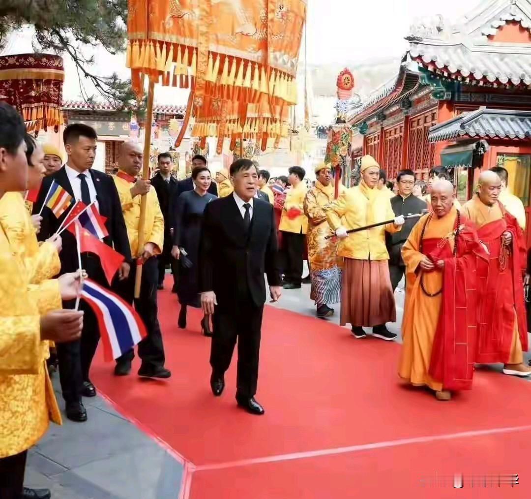 逢佛拜佛，遇庙烧香，这是信奉佛教人的终身信仰，国王哇集拉降功也不例王，出访中国也