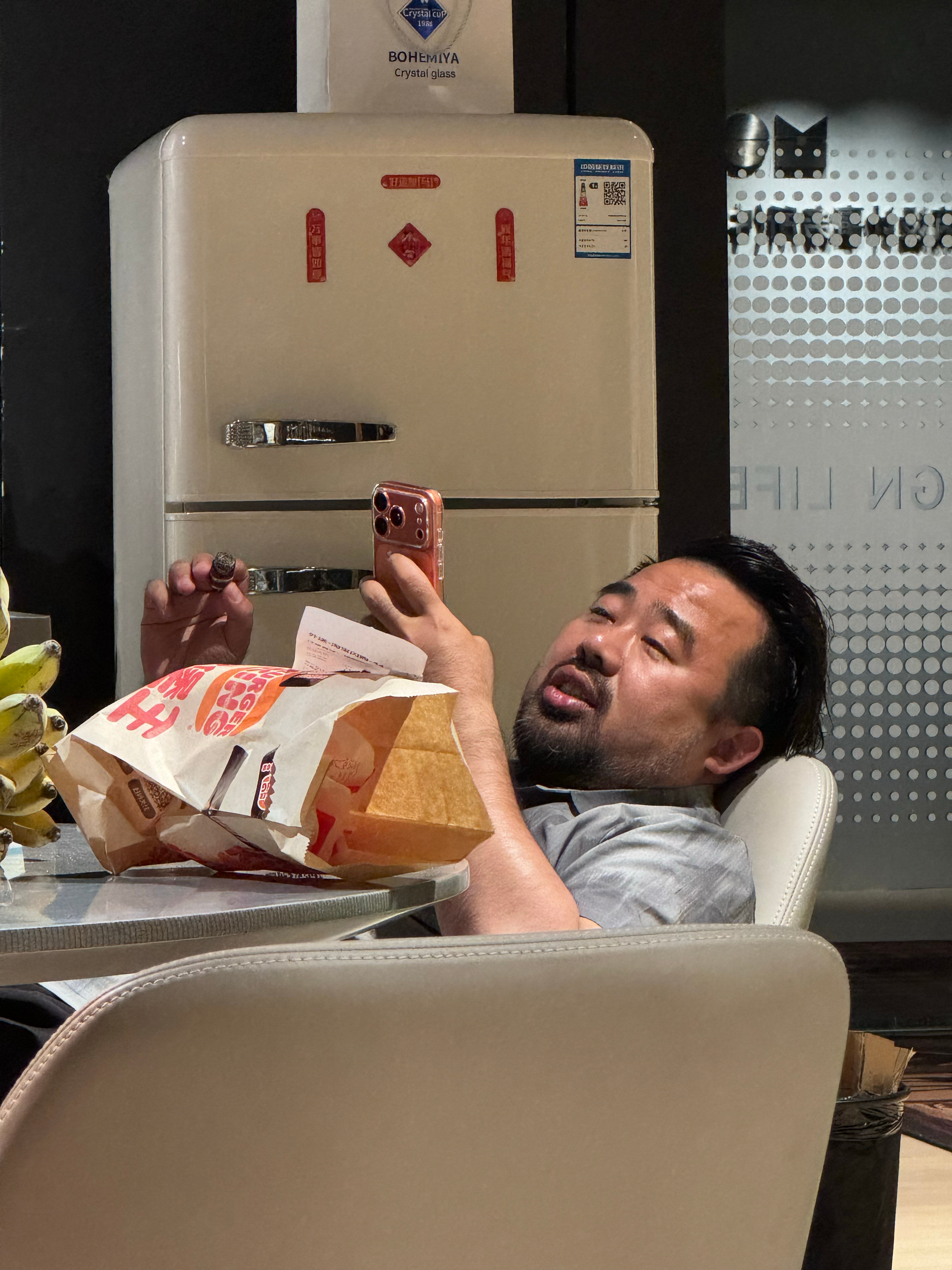 老孟受了一肚子窝囊气回来，能看出来现在情绪很低落，不知道明天要喝几杯UDG咖啡才