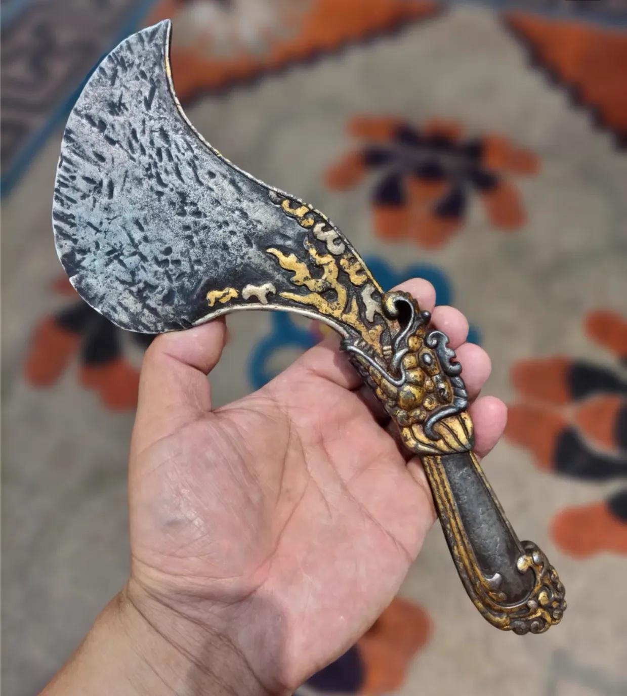 古玩店淘到的一把刀，老板说是清代的，具体是把什么刀他也不知道，头条有懂行的网友吗