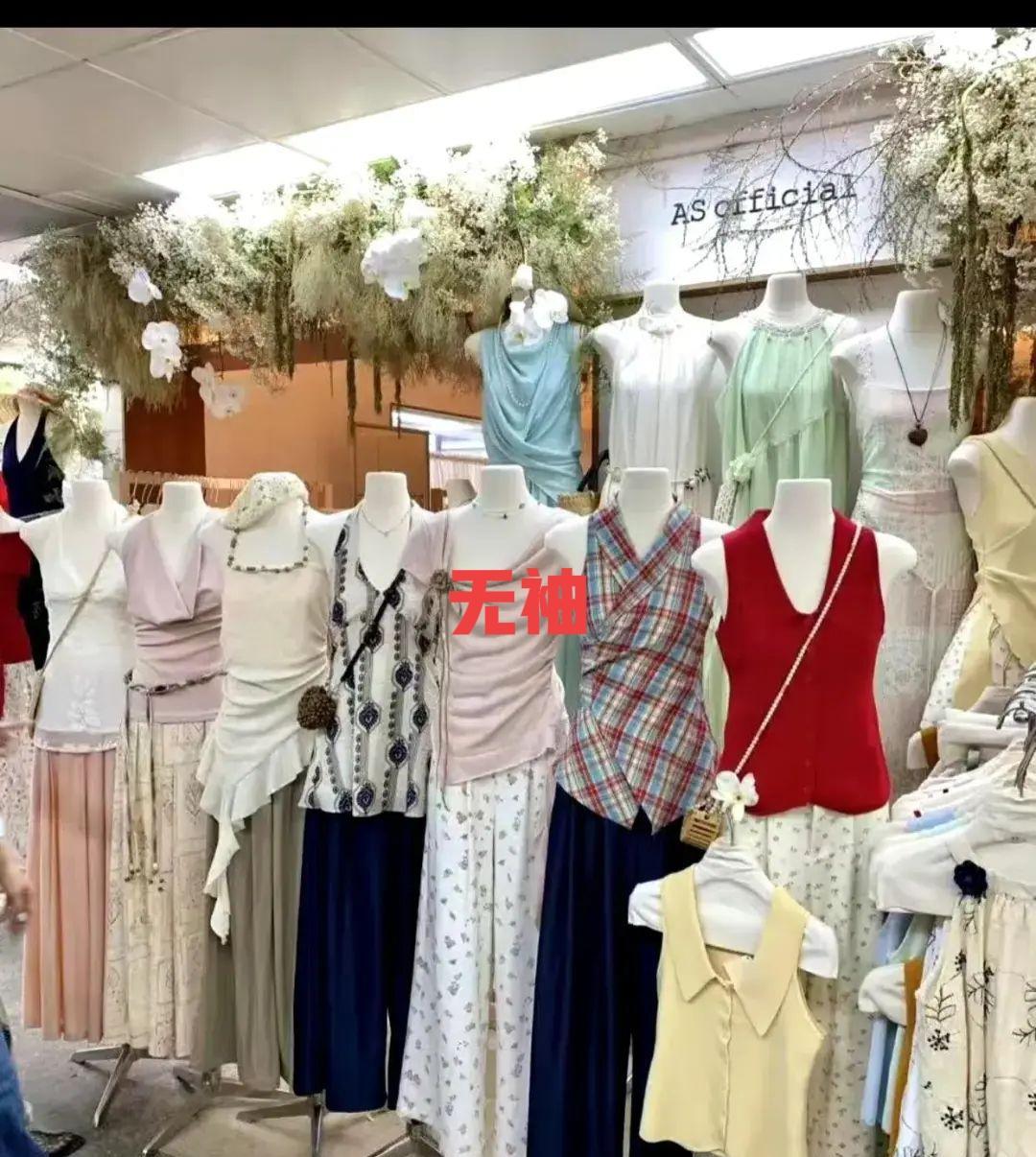 今天周末，去服装店逛了一圈，本来兴致勃勃，结果啥也没买成。看看今年的女装，越看