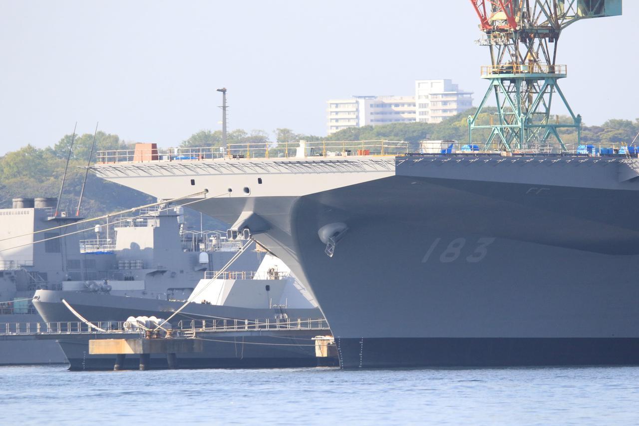 日本海自“出云”号完成飞行甲板改装出坞，改装方案和之前的“加贺”号一样甲板改成了