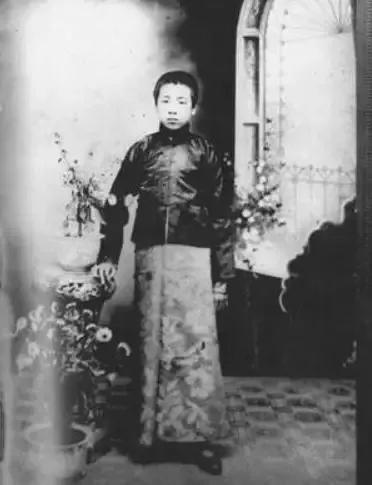 背诵古诗周总理6岁时被送进了家塾馆，老师看着眼前这个聪明伶俐的