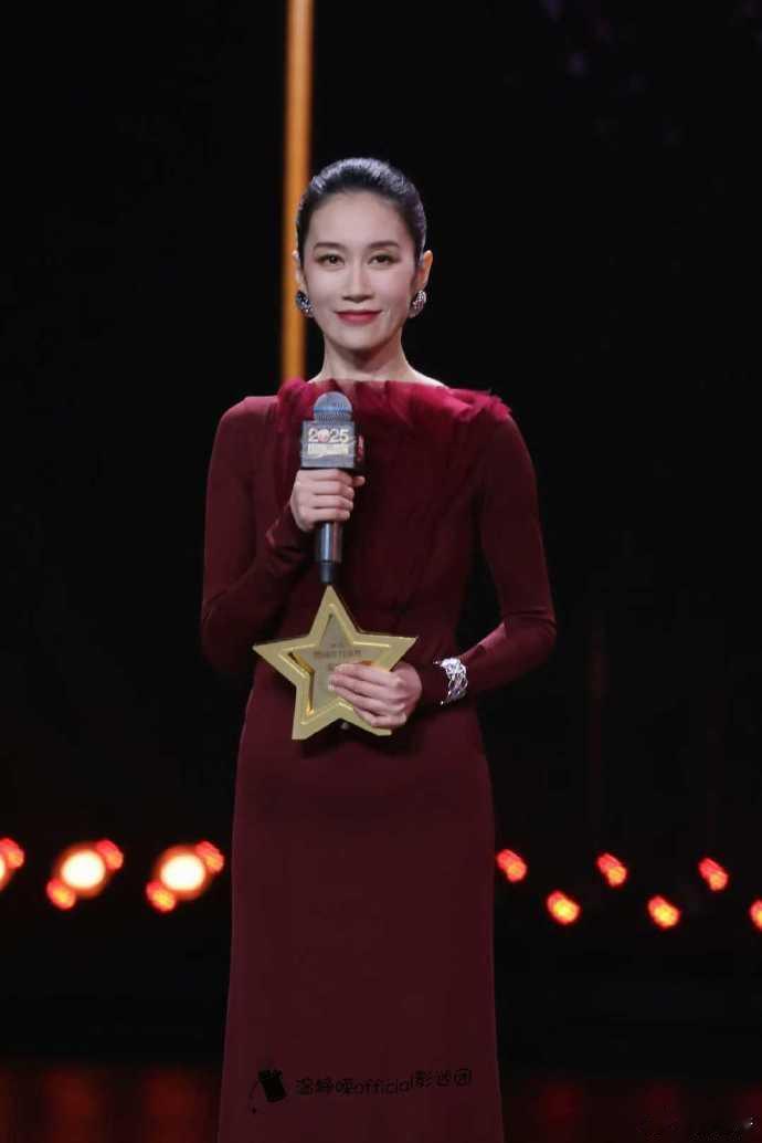 温峥嵘黑裙完全是妈妈级别金鹅红毯上的温峥嵘杀疯了！黑裙一穿气质直接拉满，优雅又