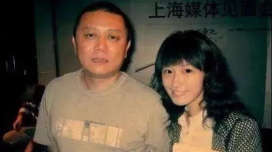 2005年，王朔给分手一年多的徐静蕾打电话：过来帮我搬家！徐静蕾赶过去一看，这位