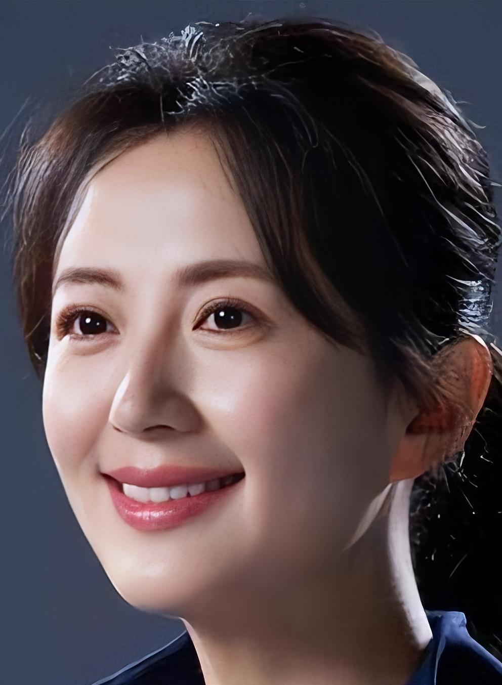 杨童舒，荧幕上的“美强飒”代表，凭灵动演技与温婉气质圈粉无数。她塑造的角色跨度极