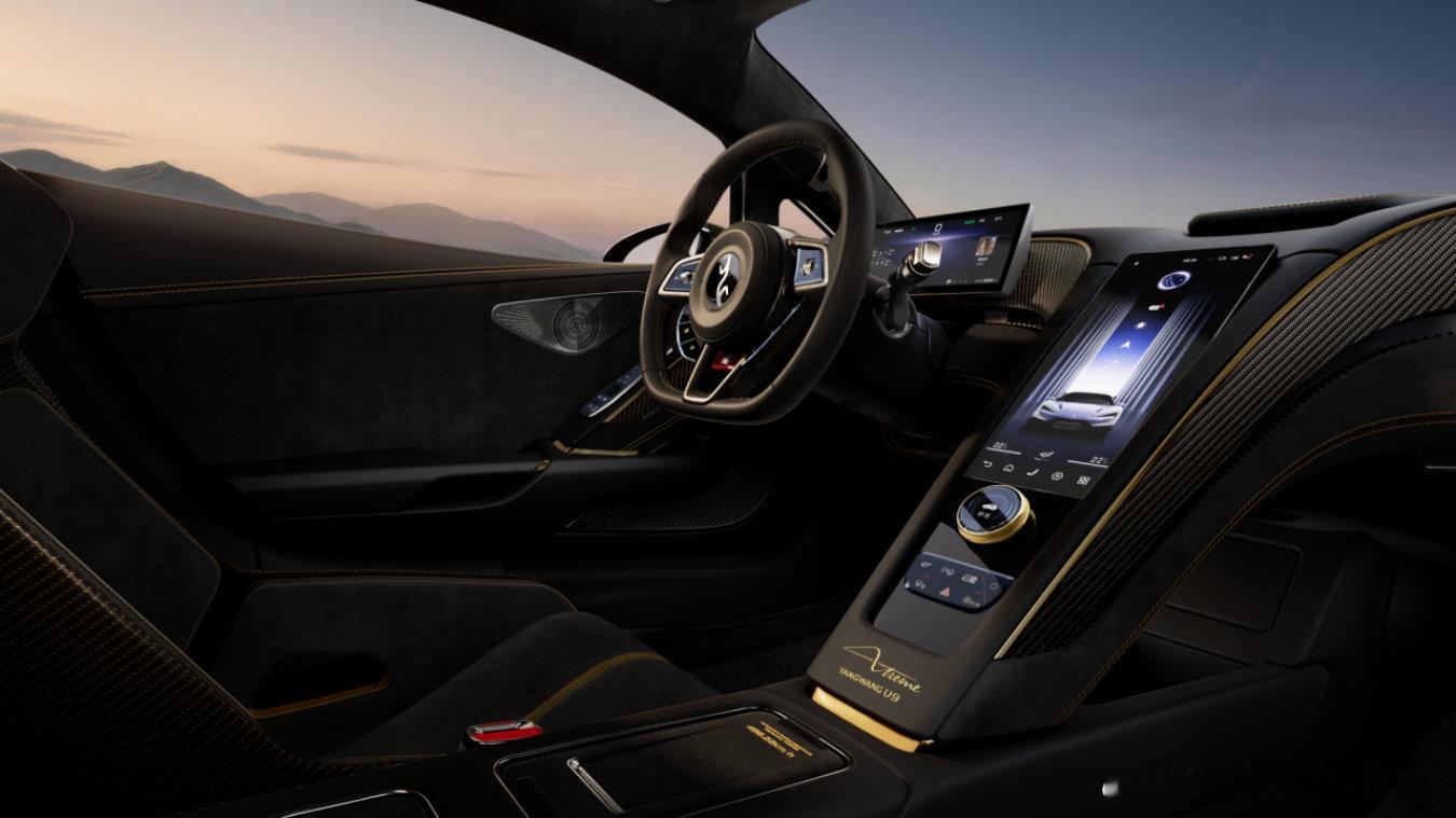 2026年4月24日，第十九届北京车展拉开帷幕，仰望汽车发布了两款重磅高定车型，