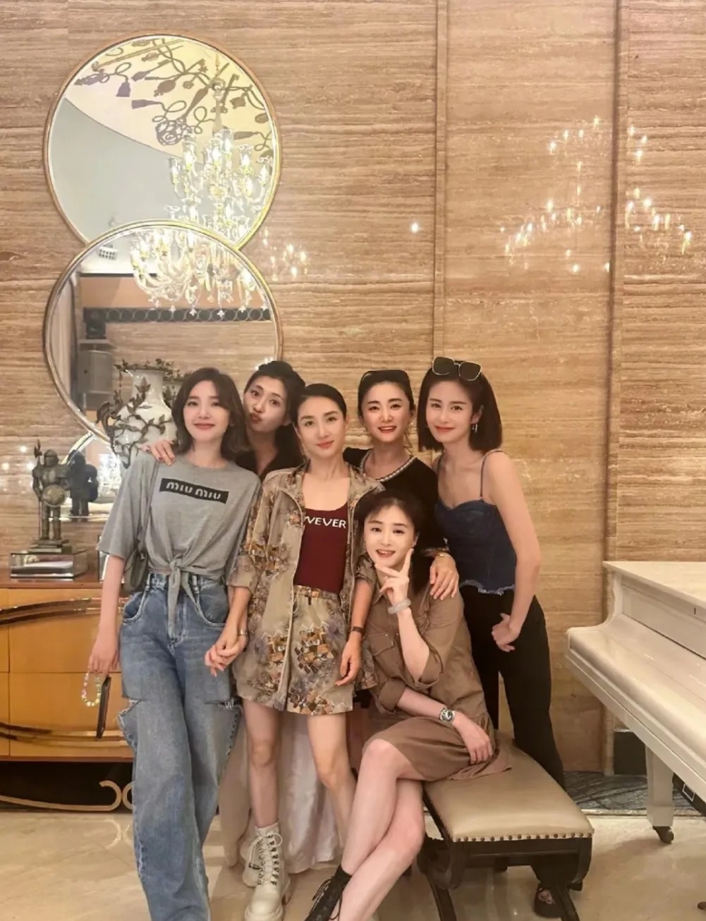 蒋欣，被迫营业。颖儿，是这里面看着是最好看的。