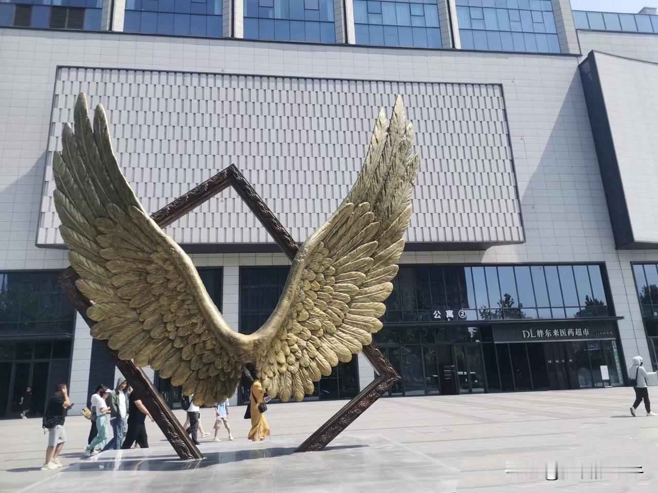 胖东来前脚刚宣布要进军郑州，后脚丹尼斯的人就坐不住了，急匆匆地敲开了市领导的门。