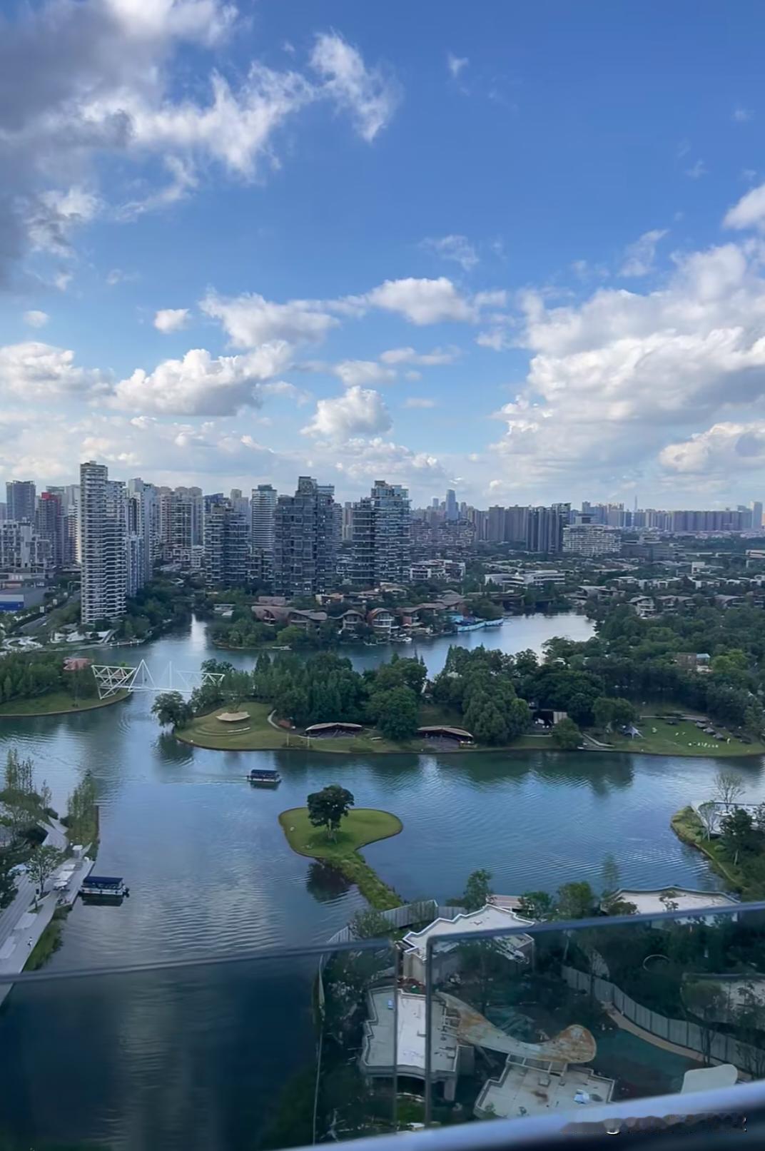 成都麓湖的业主真的坐船吗？请看VCR：每天都看到有船在湖面上划过层层波纹，所以