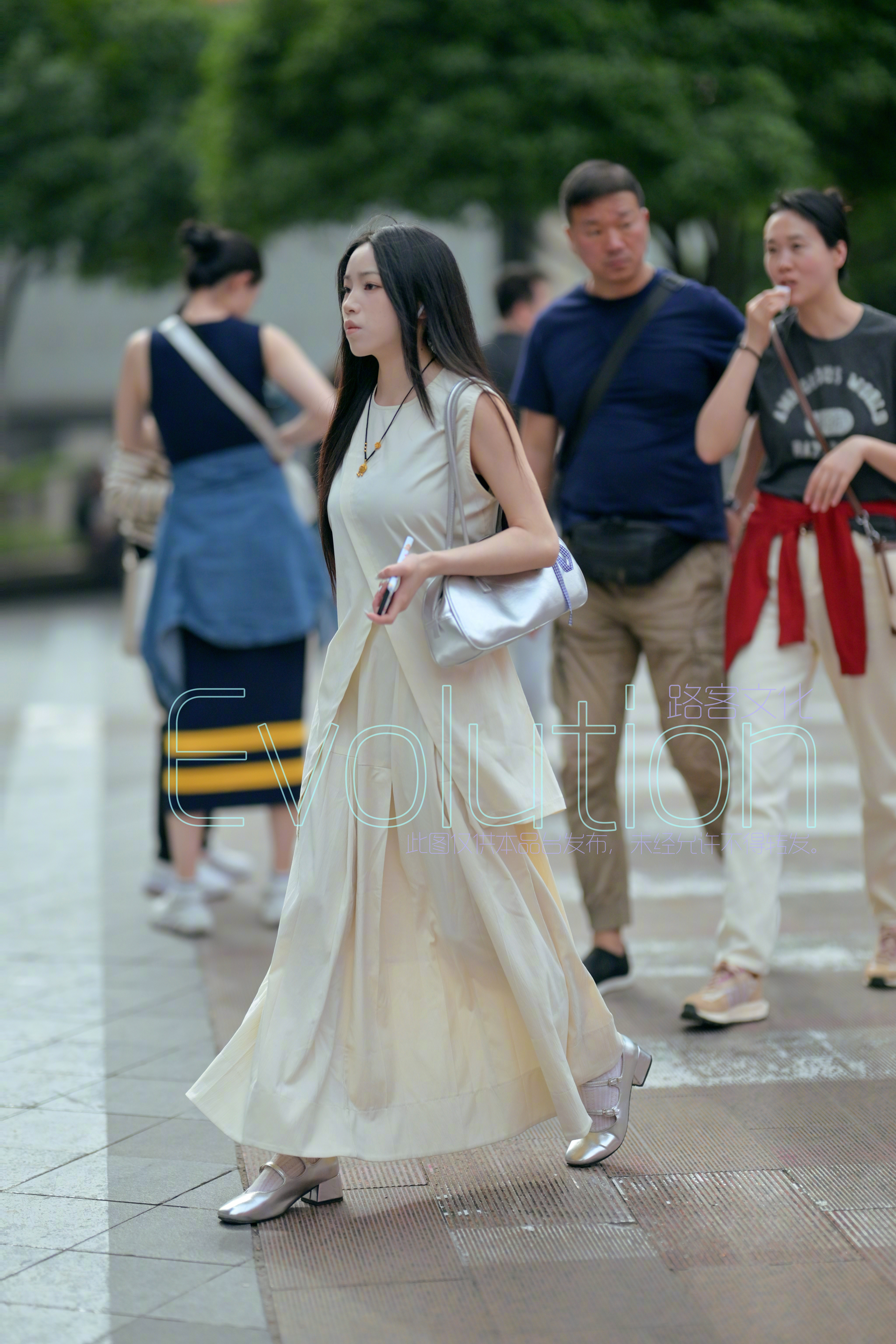 银色系的鞋子和包包今年夏天会比去年还火​​​