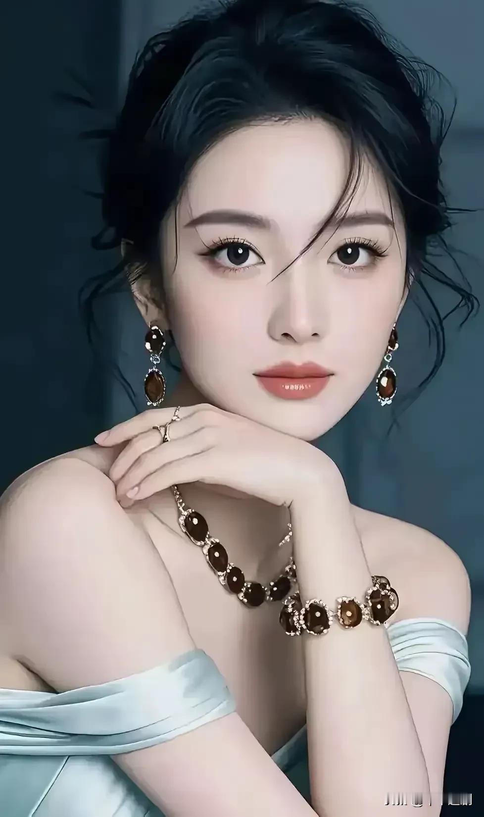 浅缎裙装衬得肩颈线条愈发优雅，琥珀色珠宝在冷调光影里漾着温润光泽，慵懒盘发添了几