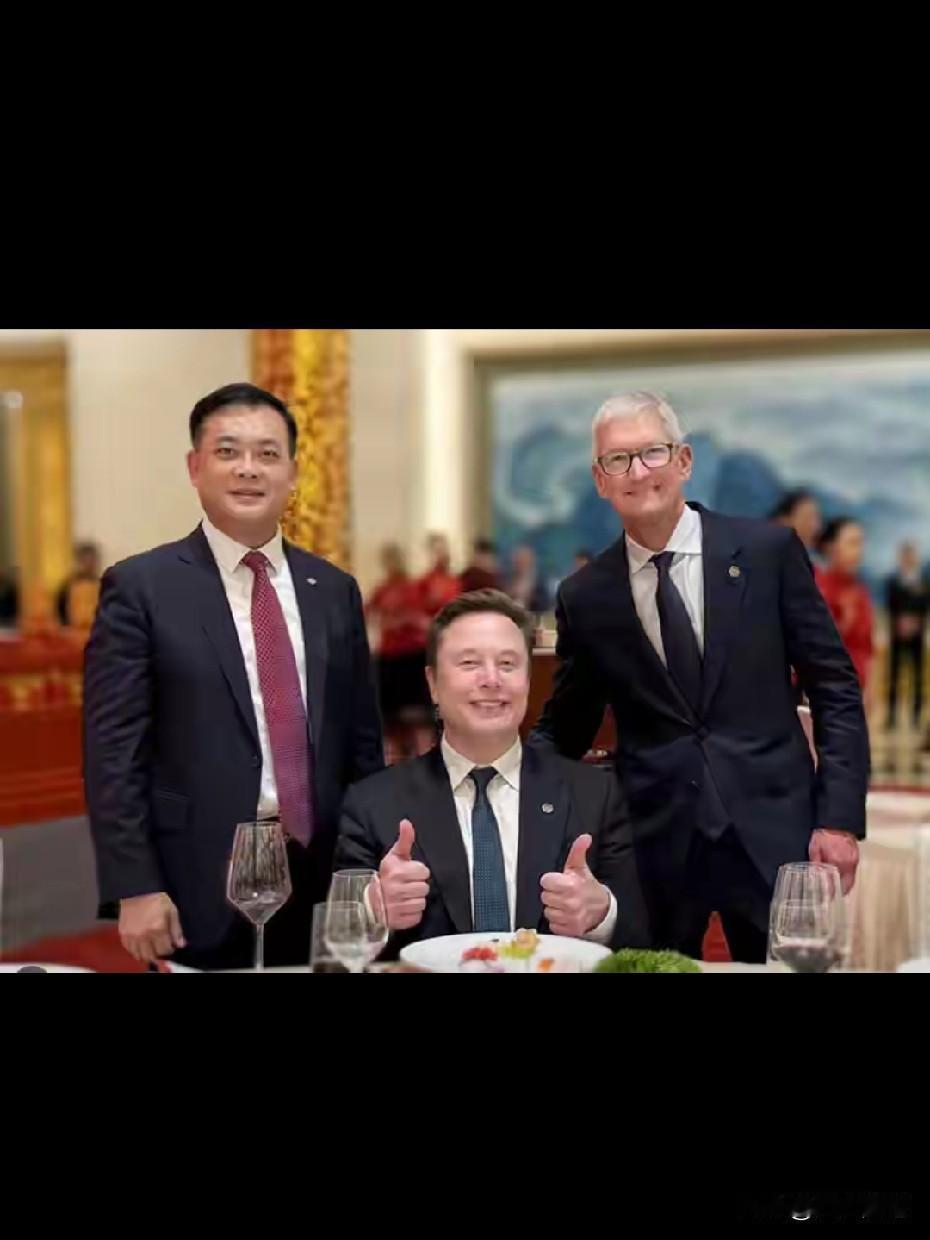 这种场合能在c位稳坐的绝不是一般人。