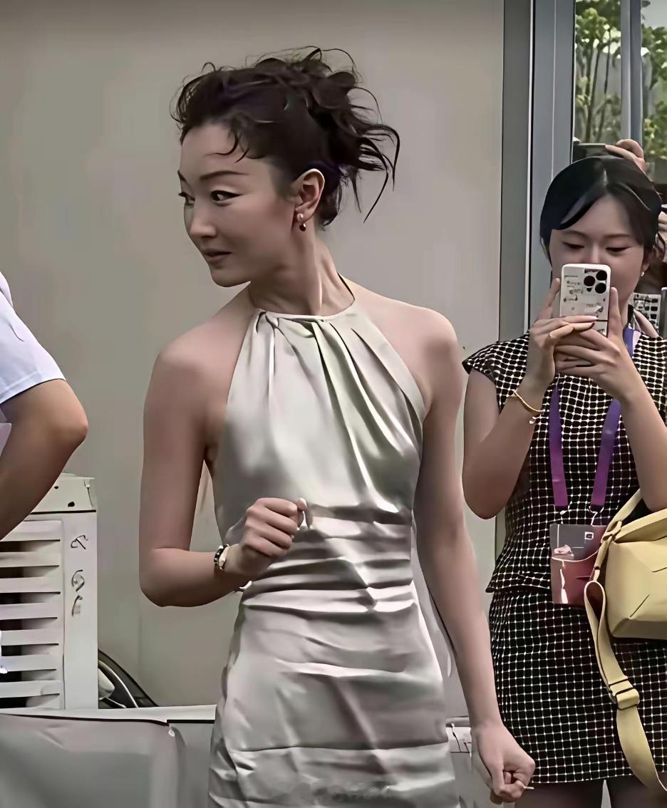 周冬雨的五官，其实挺美的呀，妥妥的高级电影脸，很多男人都喜欢这种精致小巧类型的。