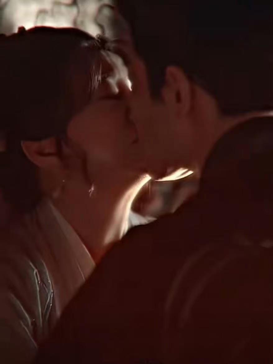 好离谱！短剧男演员承认和74岁刘晓庆吻戏是工伤……刘晓庆又演短剧了，这次还是和