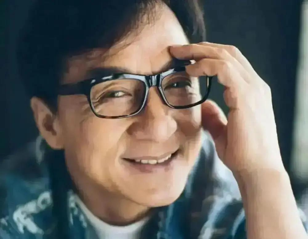 70岁成龙突然停工陪女推掉尖峰时刻4，温哥华买套小公寓，离女儿家15分钟。