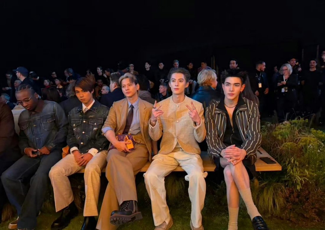 徐明浩问王鹤棣你头发染啦，友情也太好了，棣棣的发色很好看！