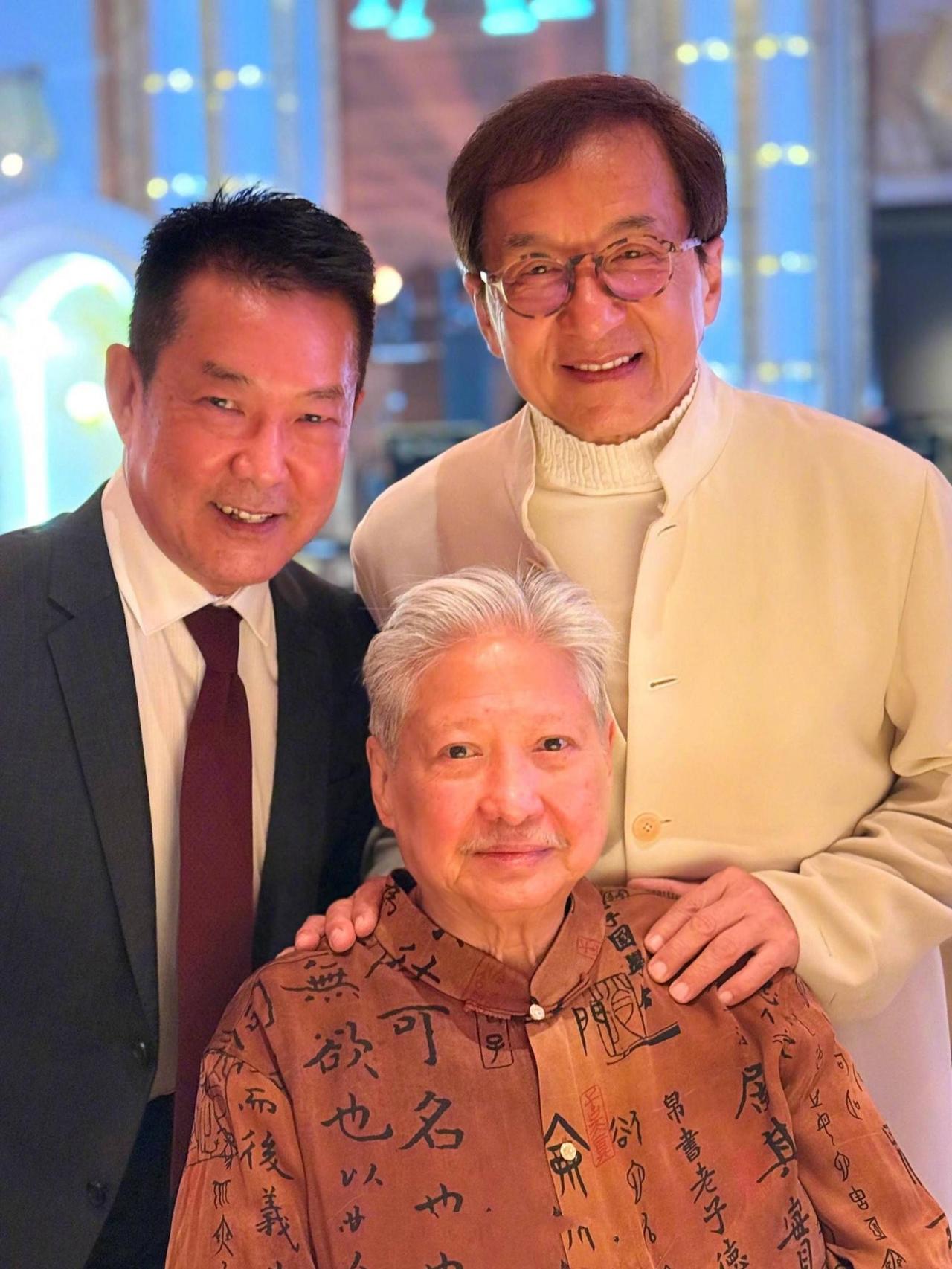 洪金宝、成龙、元彪，铁三角再度同框，他们师兄弟三人上次同框，还是《快餐车》的