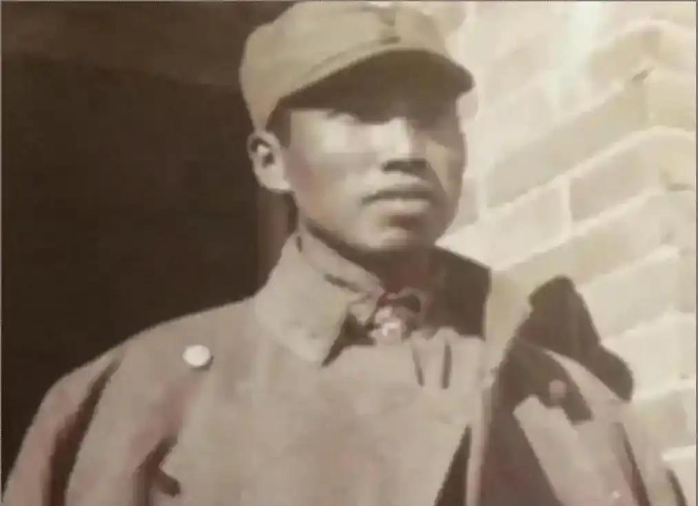 1944年，一名八路军哨兵在站岗的时候，突然发现一名日本军官出现在营地前方，他毫