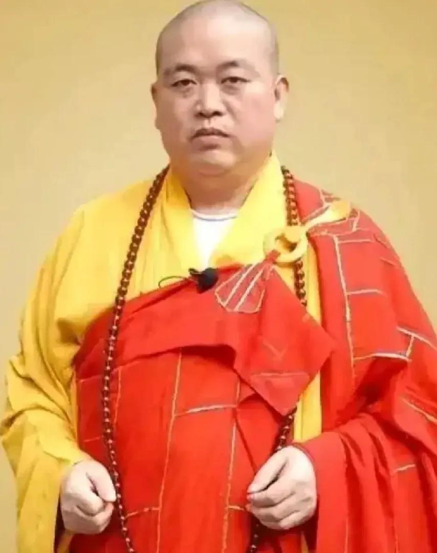 这个方丈绝对不简单，竟然能穿龙袍袈裟，这就连永信大师都不敢多想。虽然永信大师有