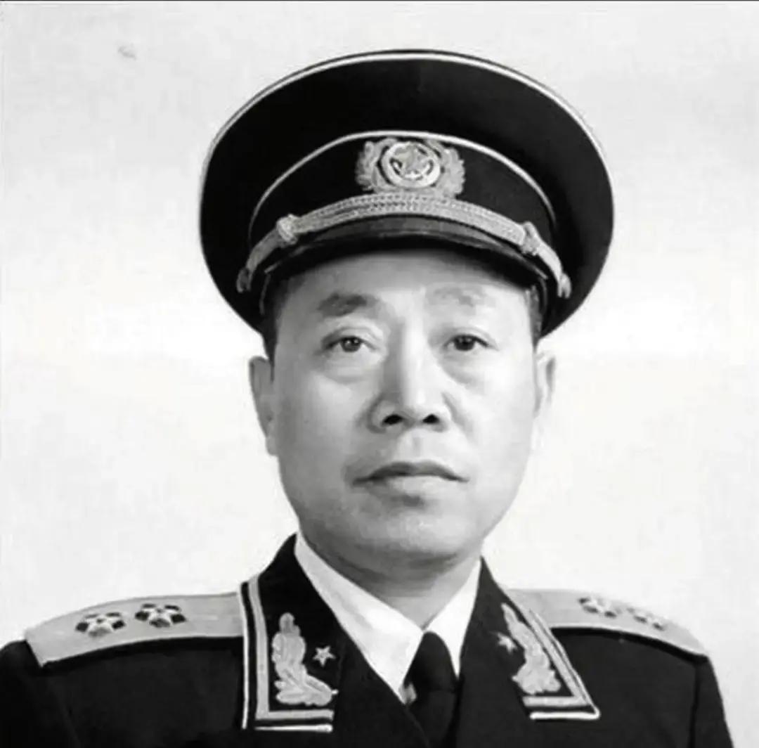 1942年，孙二虎洗澡后接过密信，不识字便递给陶勇。陶勇拆开一看，脸色骤变，这竟