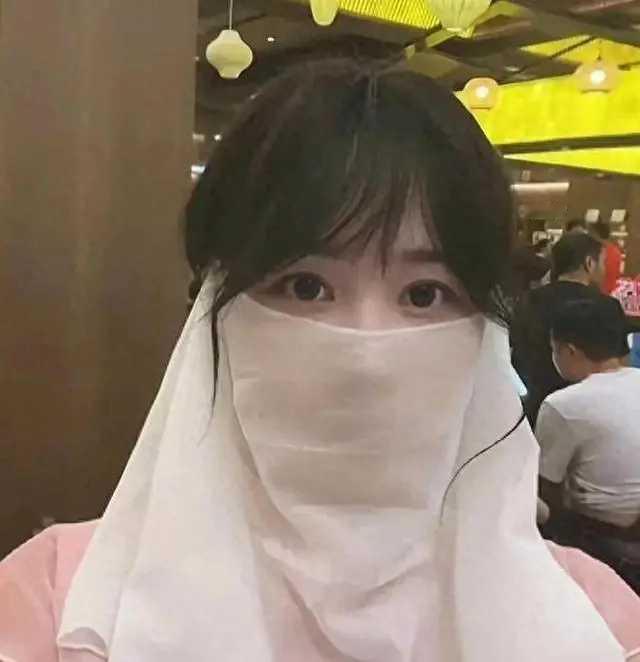 开封王婆说媒现场，四川“泡面姐姐”把相亲直接开成拍卖会。28岁的泡面姐姐，和前