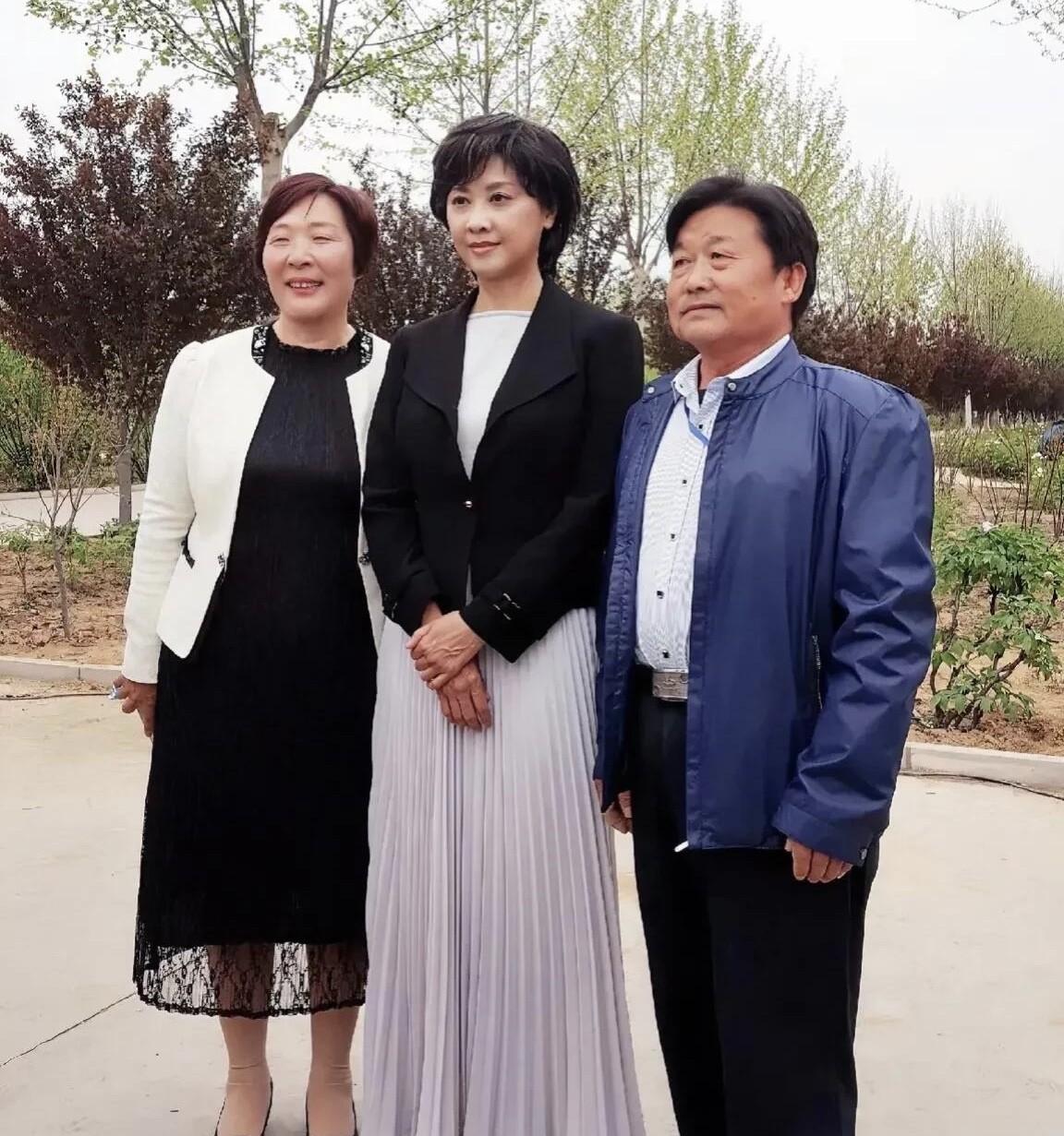 71岁的朱琳不染发，不医美，老了依旧美，看起来就像50多岁。和旁边的朋友合影，看