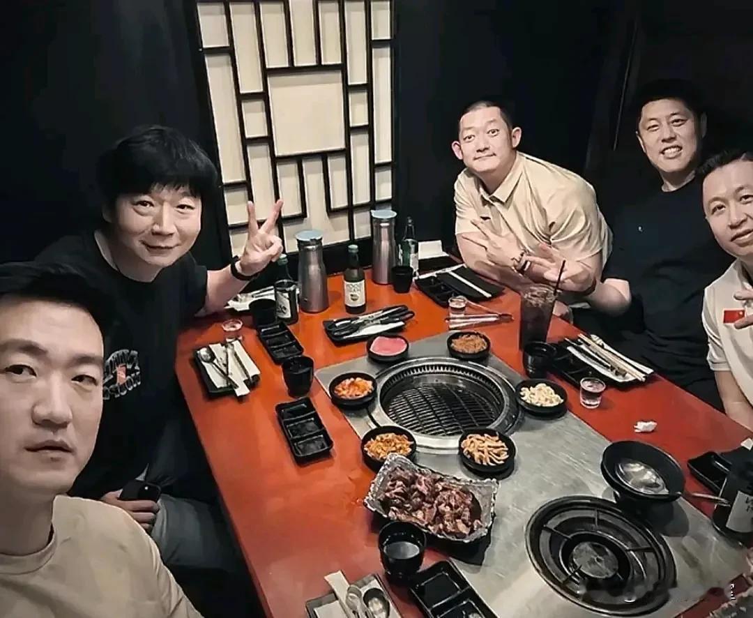 太不够意思了！王博、邱彪、潘江等几位CBA主教练在美国小聚吃日式烤肉，当中还有国