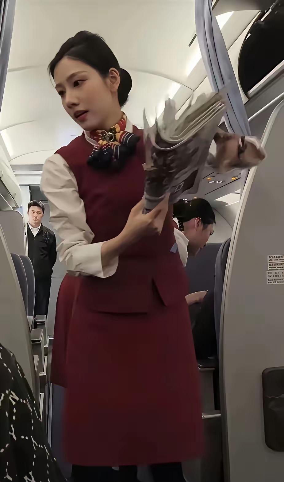 空姐整理座位，准备迎接旅客的到来！🛫️💃
