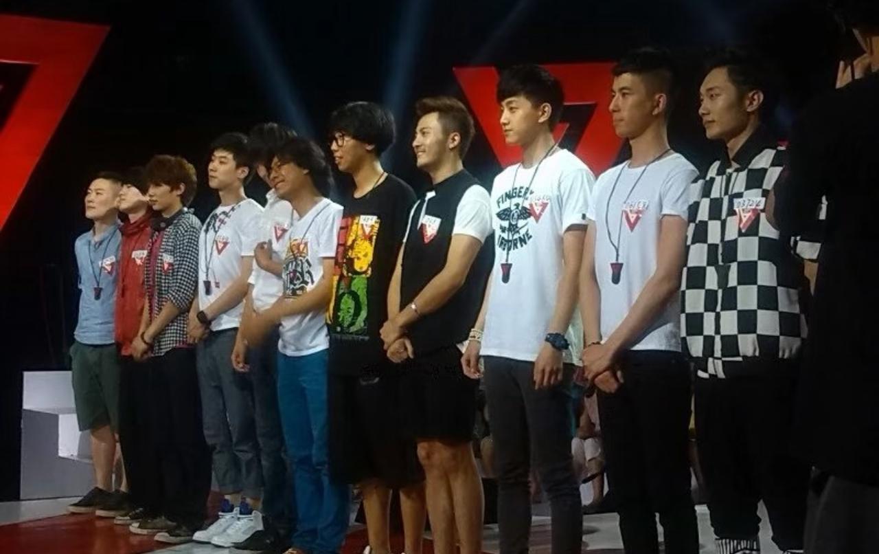 看到2013年于朦胧参加《快乐男声》时的旧照，那年他才25岁，即便是一副精神小伙