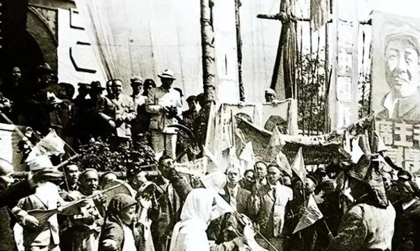 1949年，新疆和平解放后，驻守疏勒县国民党四十二师的一名甘肃籍士兵杨庭章，做为