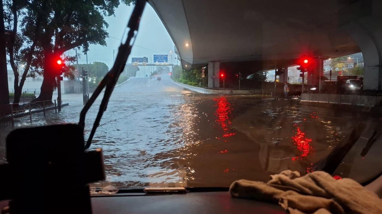 香港黑雨再来袭！各区出现水浸