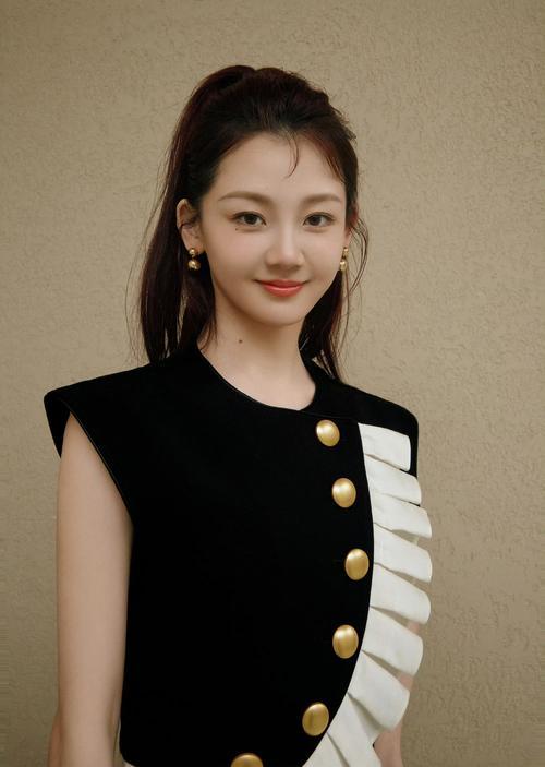 37岁苗苗三年抱三仍惊艳舞台，生娃趁早+老公给力才是终极赢家？37岁苗苗三