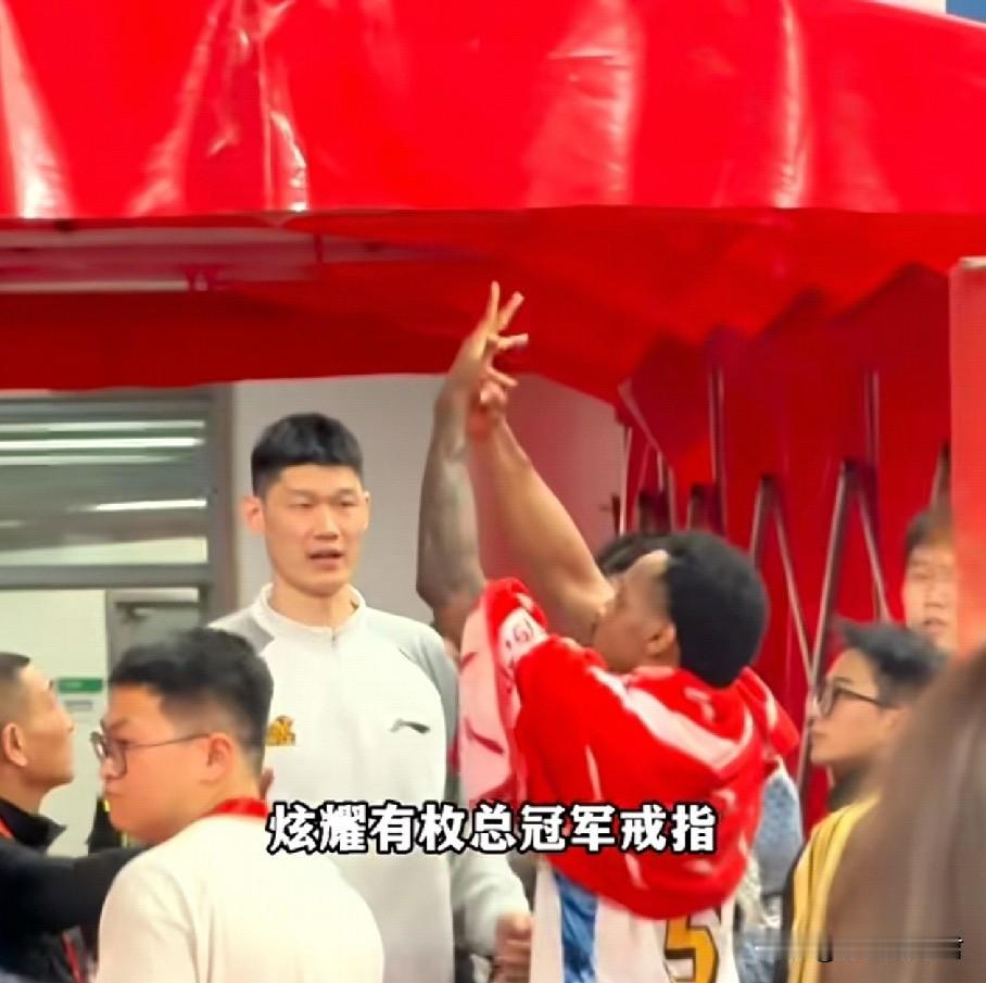 王博与布朗或收罚单。山西男篮击败浙江广厦男篮，但是潘江指导给人感觉不是很高兴。