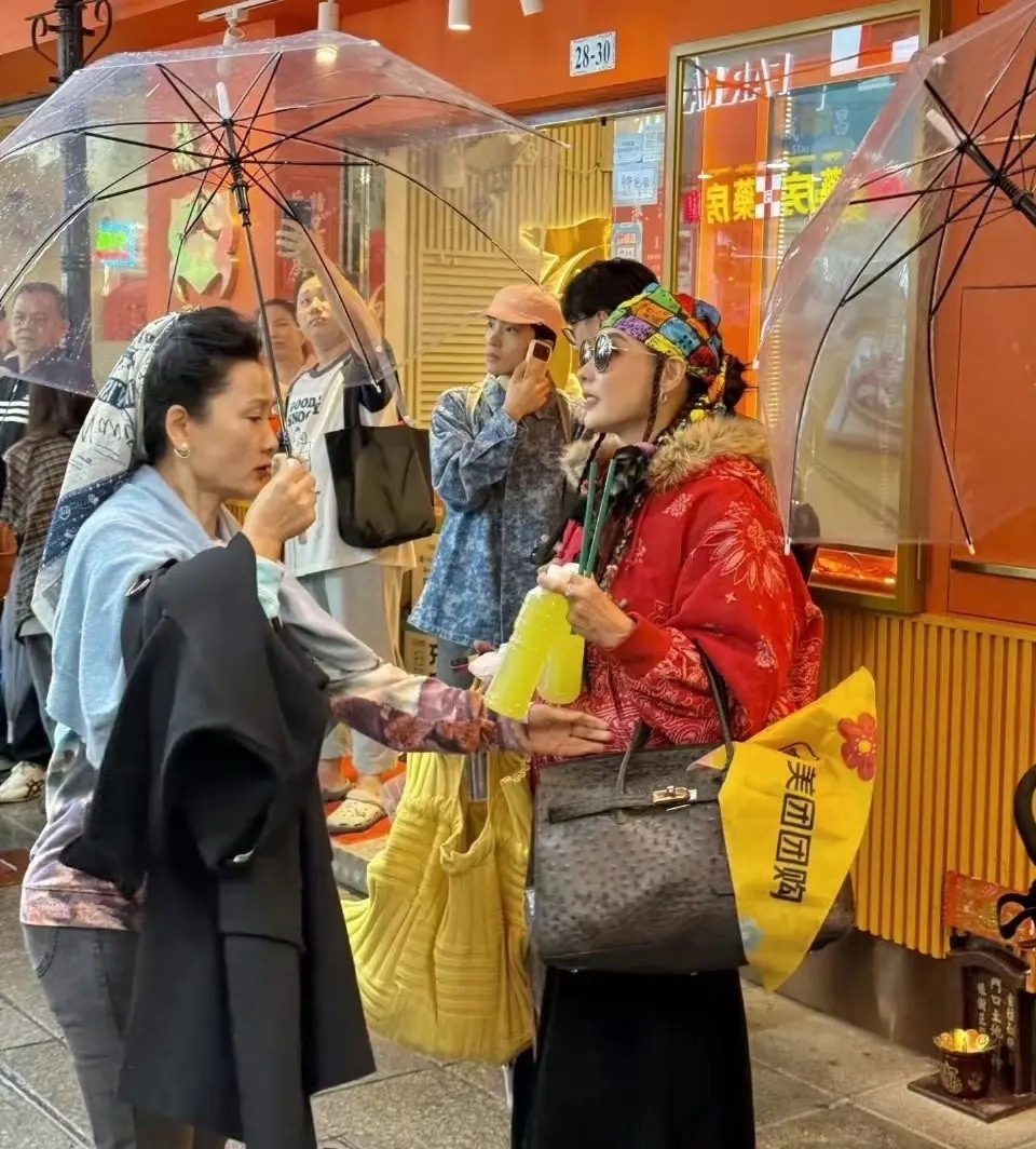 张柏芝最近街拍我看有评论形容的好准确：看她街拍每次都是带很多东西出门感觉特别