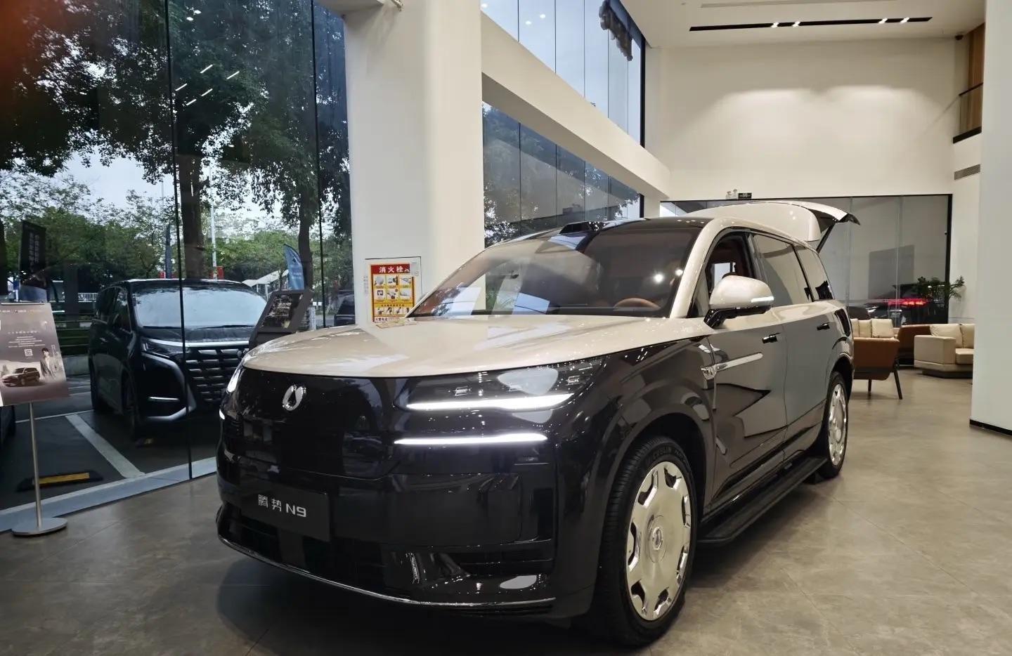 试驾腾势N9DM：性能如何落地到腾势4S店试驾腾势N9DM，当天为晴好下午，路线含城市低速与一段高速