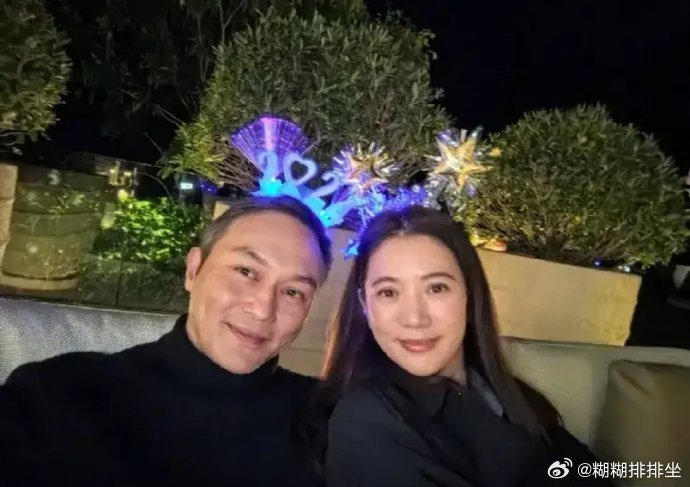 张智霖和袁咏仪两个“骗子”日常自拍照老气横秋但参加活动就肉眼可见年轻了二十岁​