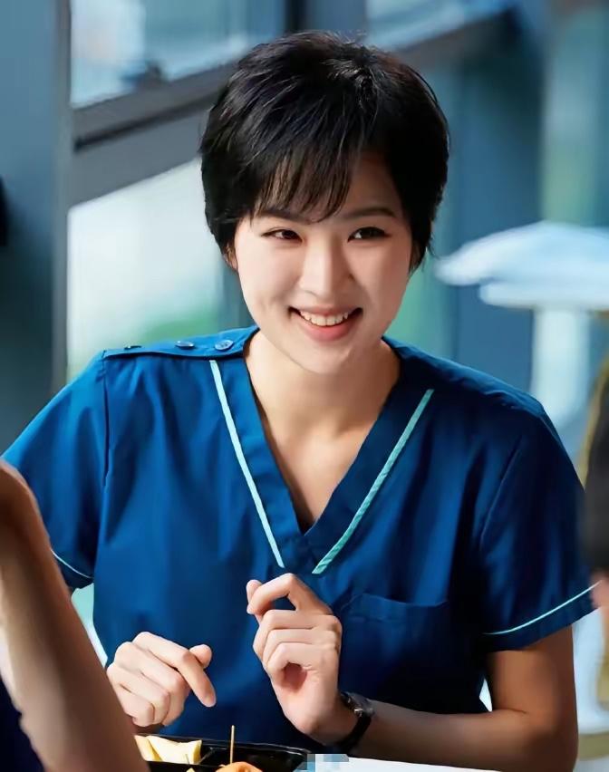 姚安娜没再挨骂，只因做对了这4件事，​1、从来不炫富。这几年大家都不太好过，各