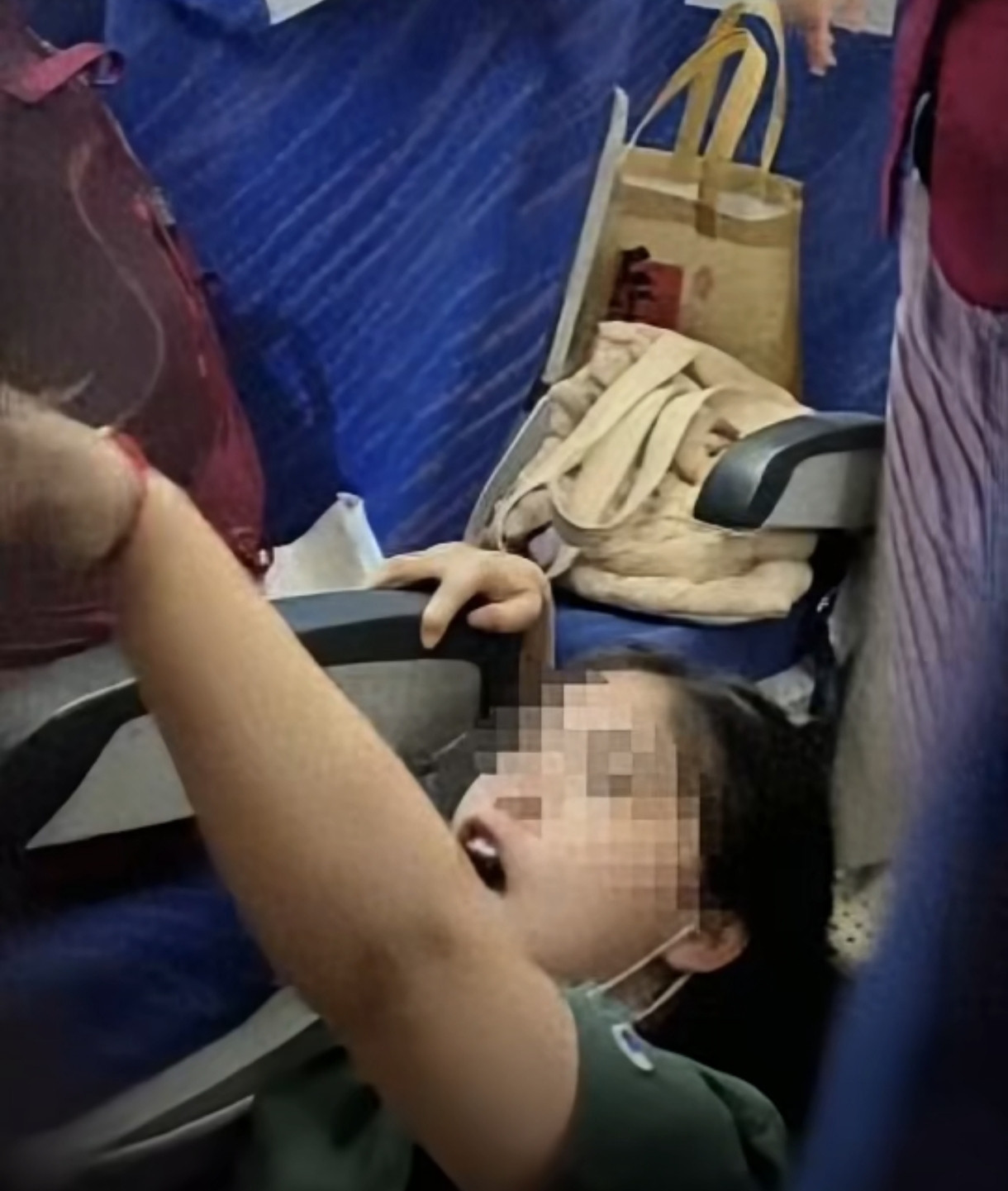 飞机上男孩踹座椅还撞人，全家围殴女乘客，“他还是孩子”引众怒8月7号晚上，南航