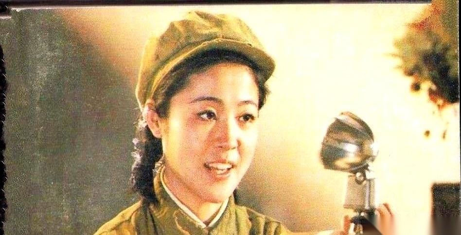 纽约一场外交晚宴，水晶灯下，一个美国男人突然死死盯住了一位中国女翻译。他推开身