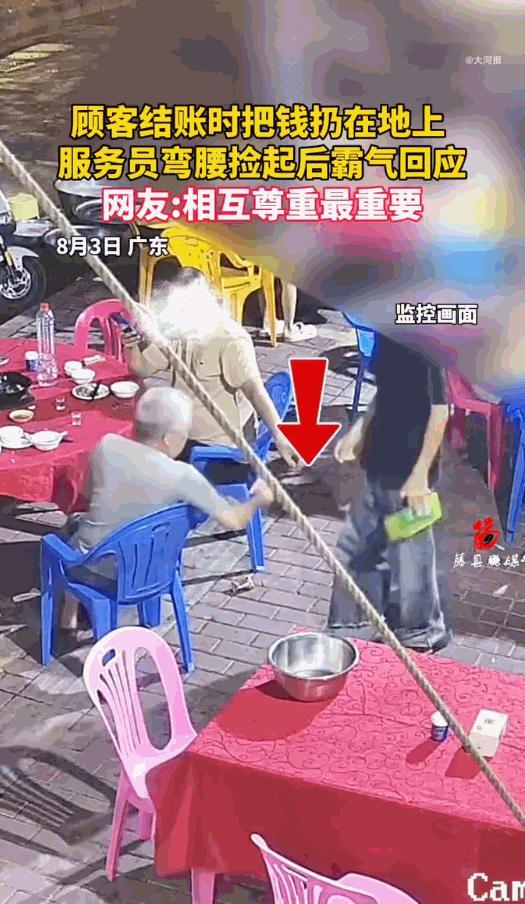 真是坏人变老了！广东一家饭店里，几位大老爷们吃饱喝足准备结账，其中一个男的居然当