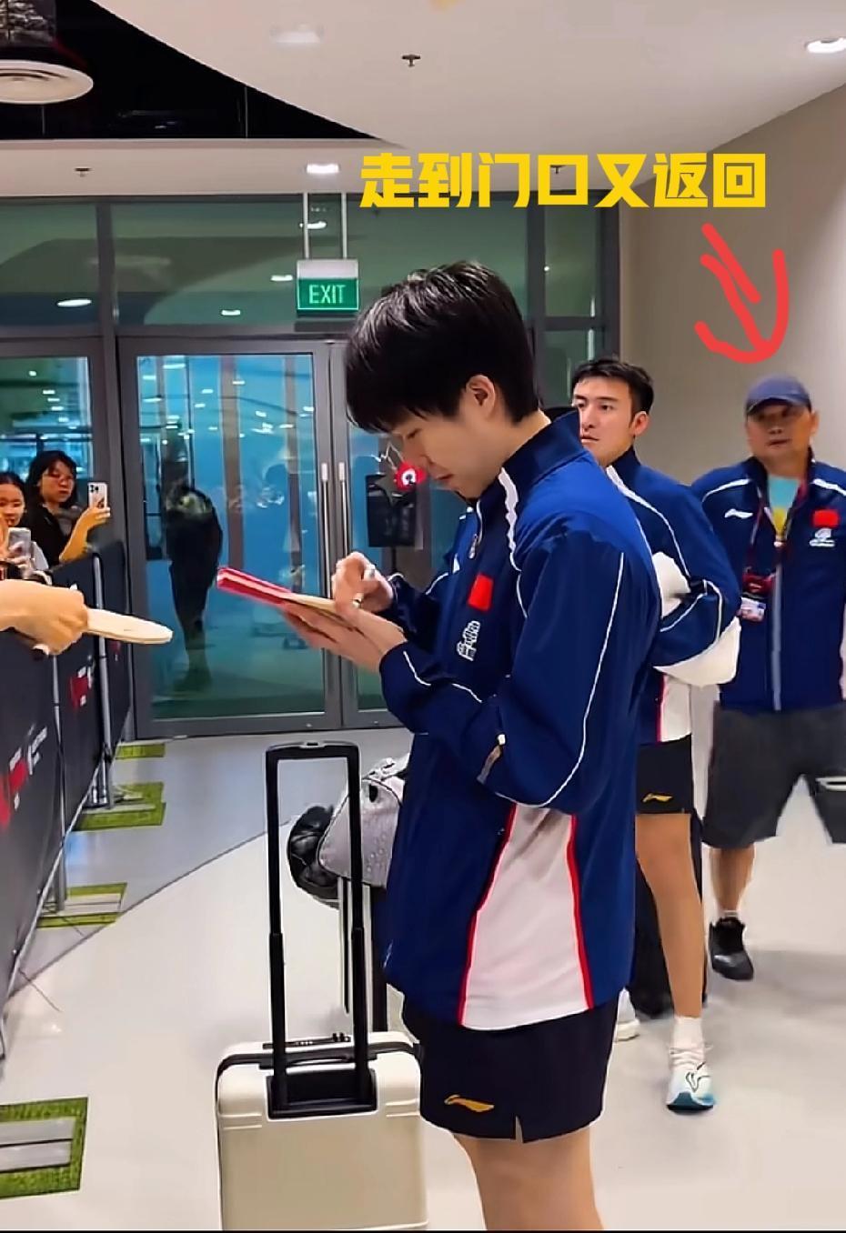 楚钦本身就是很好的人啊！感恩楚钦身边一直有这么好的人陪伴，下训回酒店，楚钦停下来