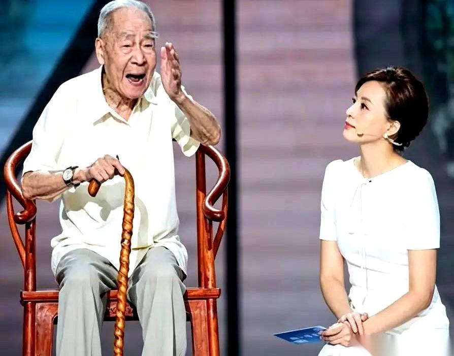 最近，《奥德赛》首映礼上的一段现场采访画面，直接把上海主持人陈璇推上了风口浪尖。