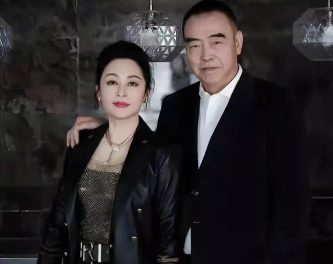 陈凯歌夫妇惊现深圳，他走路腿脚不利索了，57岁陈红也美人迟暮了