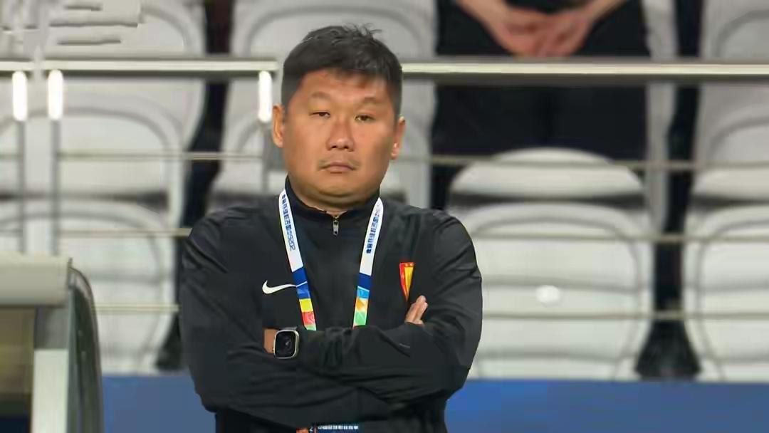 重庆铜梁龙从2：0领先到2：2被上海申花逼平，刘建业60多分钟时，就一次性连换3