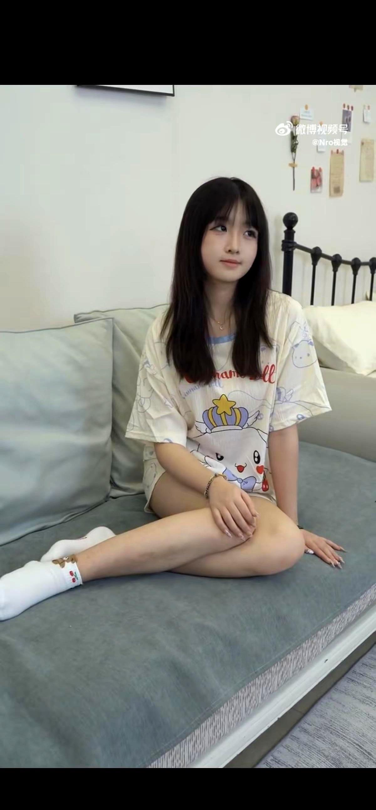 说白了，现在奢侈圈玩的是“装懒”。看似睡衣睡裤，其实一件羊绒衫顶普通人仨月