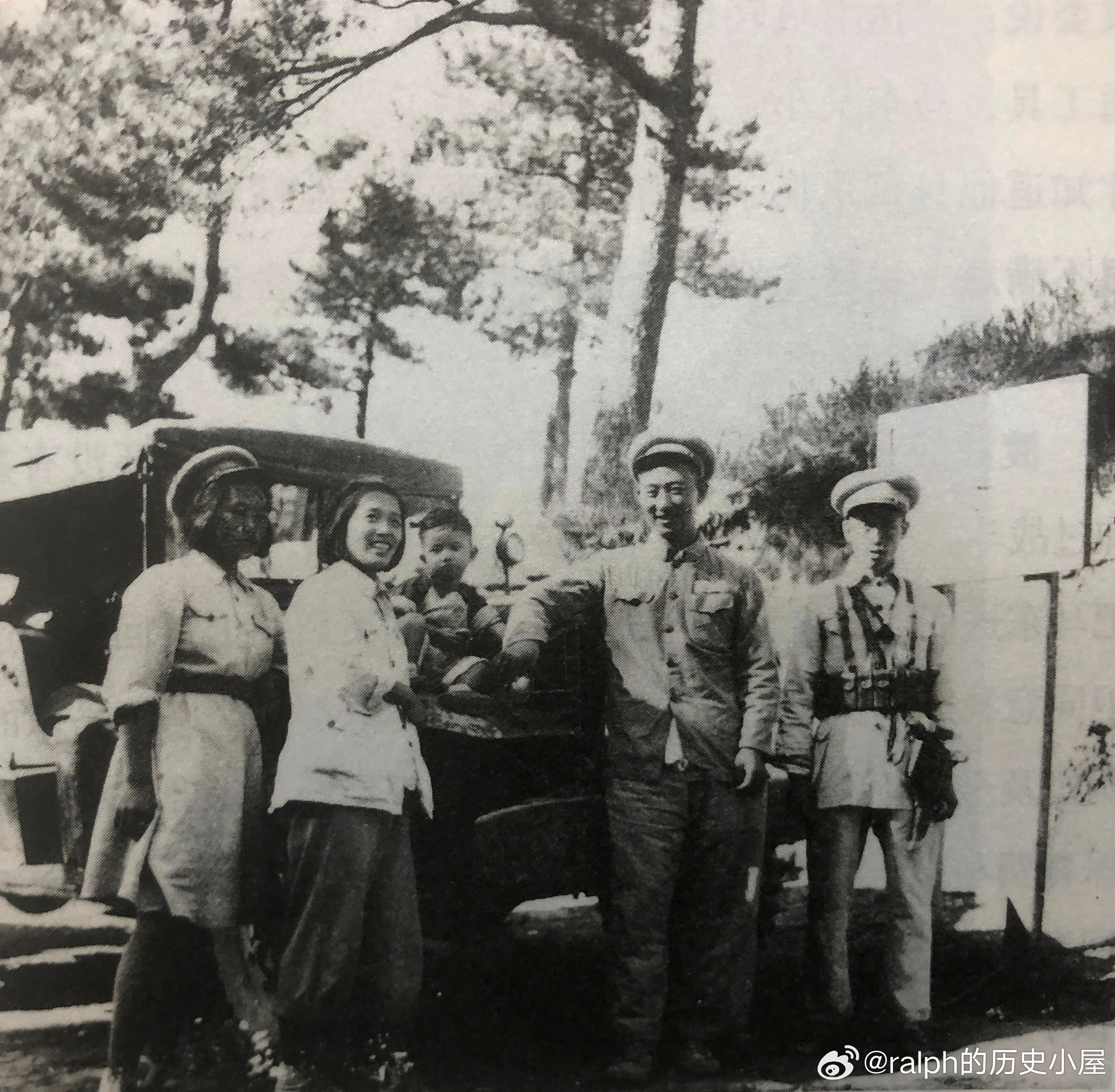 1950年夏炮3师参谋长马达卫（右二）与妻子李绪志（左二）、女儿马东和警卫员（右